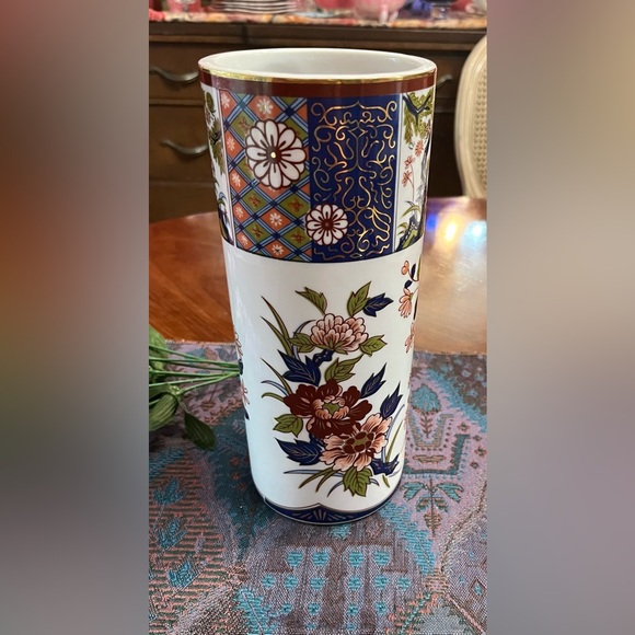 White Modernist Rippled or Crocodile Textured 11” Vase or Decor - Picture 6 of 11